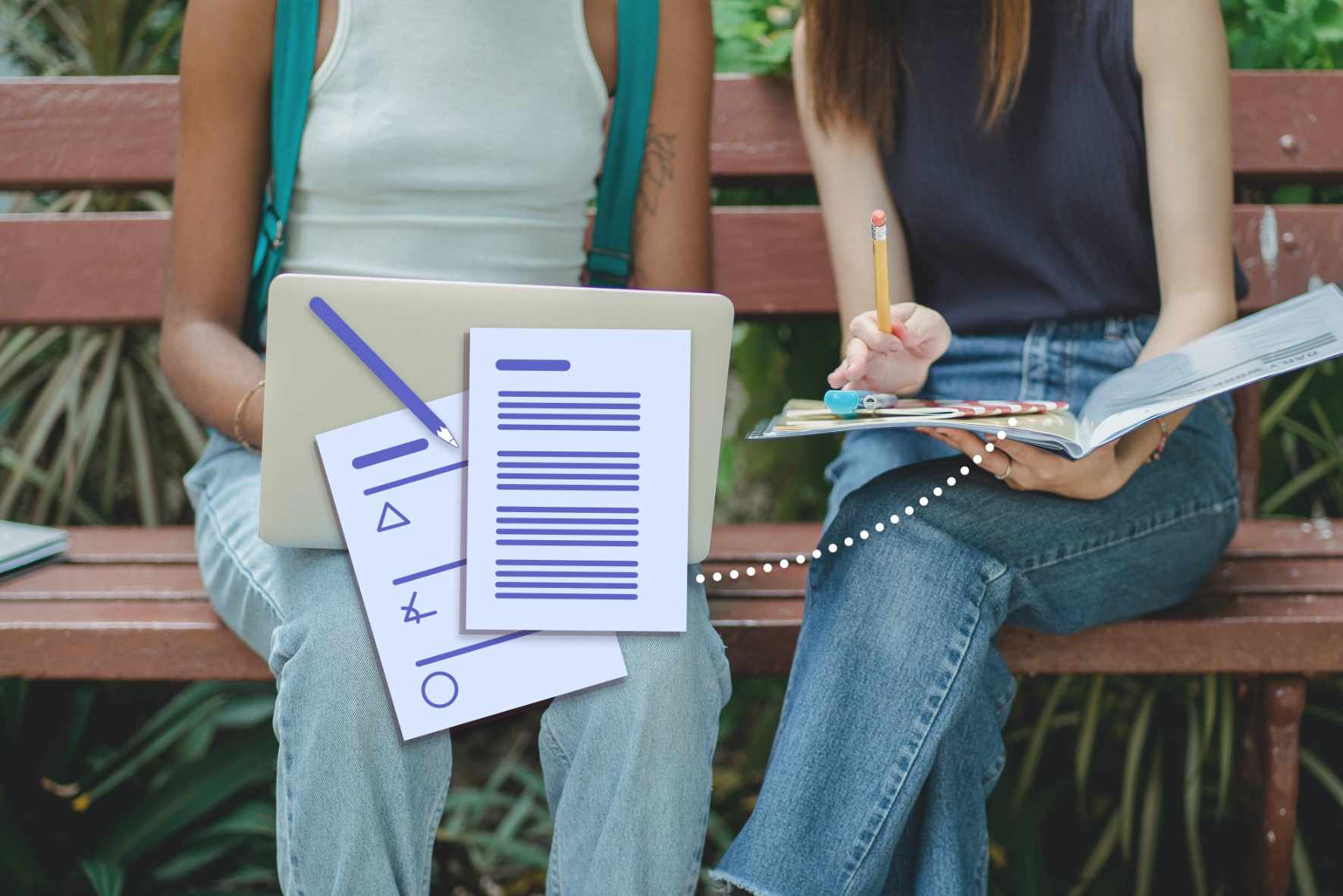 Deux personnes qui prennent des notes sur l'ordinateur et à la main