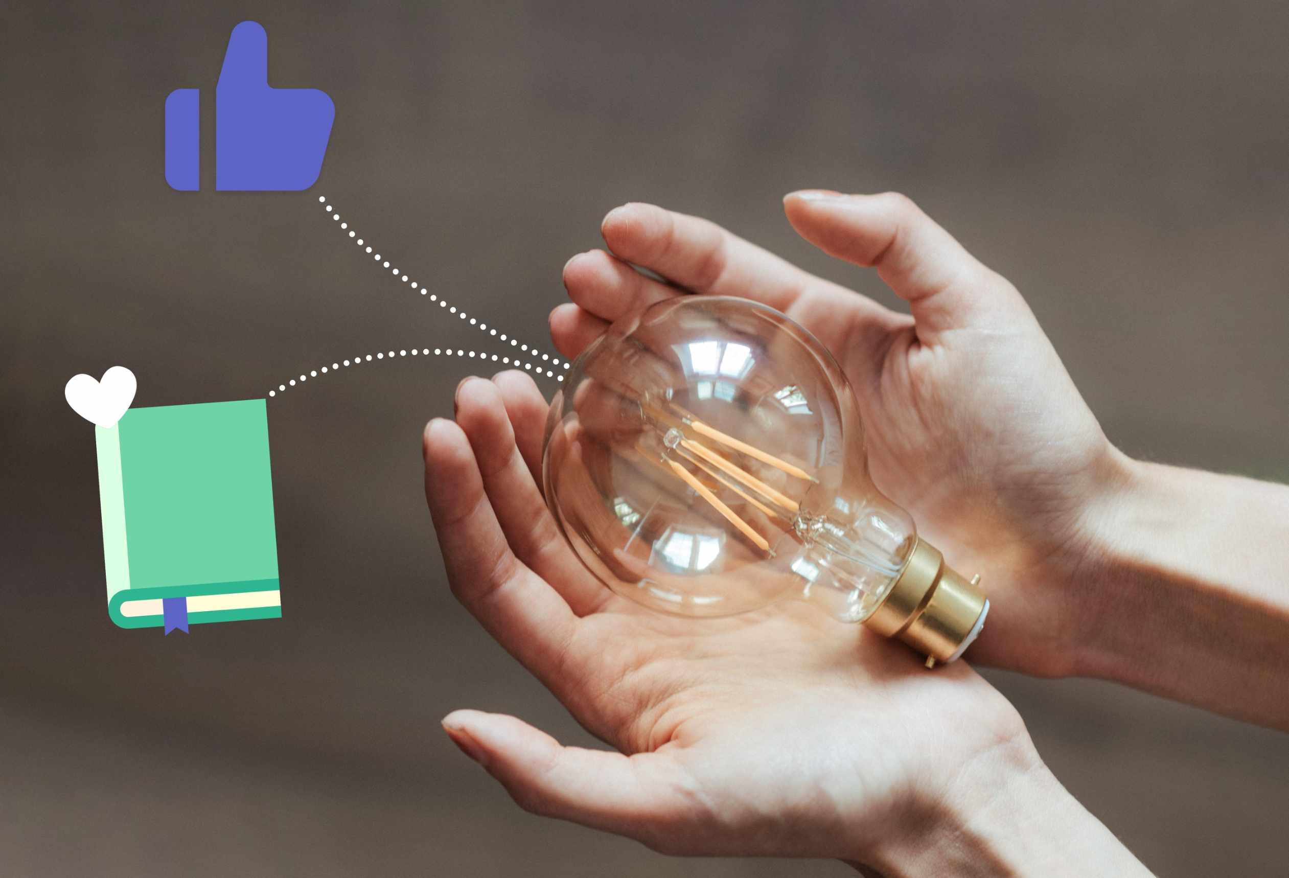 Una lampadina tra le mani di una persona. Due sticker con un pollice alzato viola e un quaderno di appunti verde spuntano dalla lampadina.