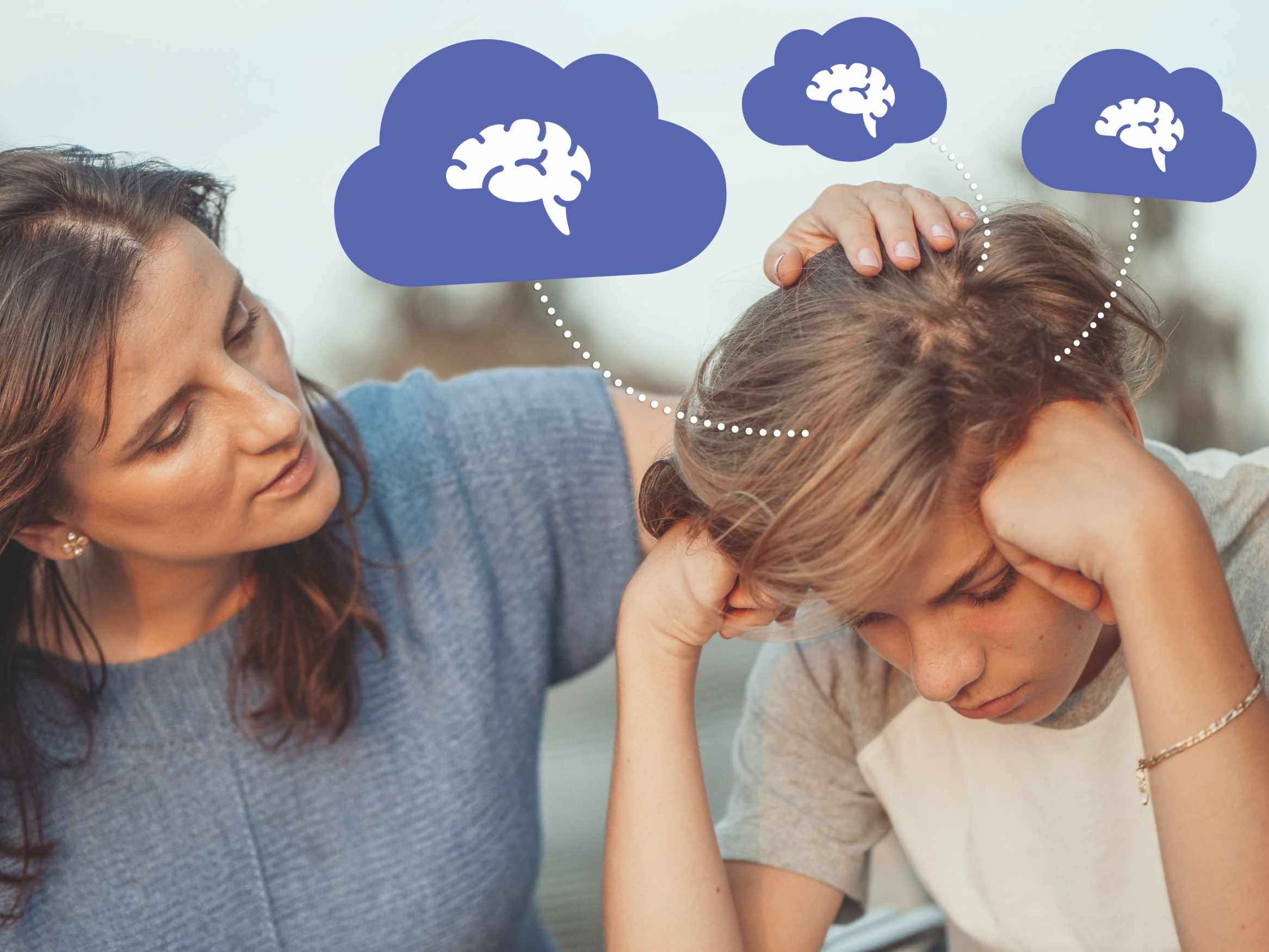 Una madre poggia la mano sulla testa del figlio stressato. Ci sono alcune nuvolette viola attorno alla testa del bambino.