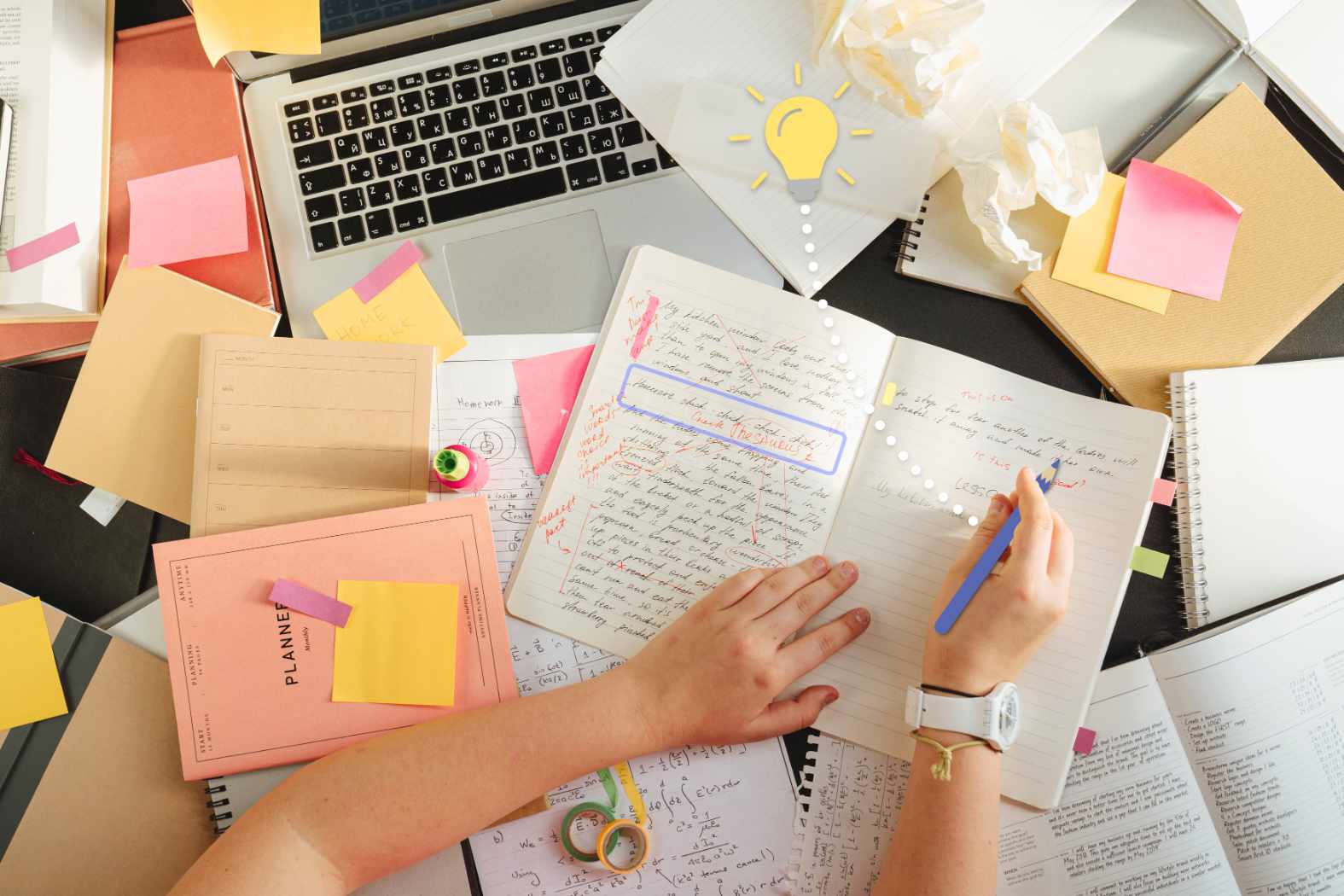 Studentessa circondata da quaderni e appunti